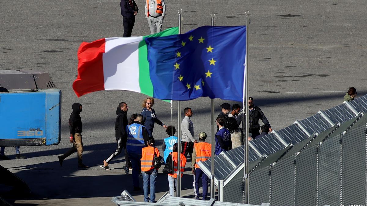 Por qué no sorprende que el experimento de Italia con los centros para migrantes en Albania, modelo para la UE, empiece fallando