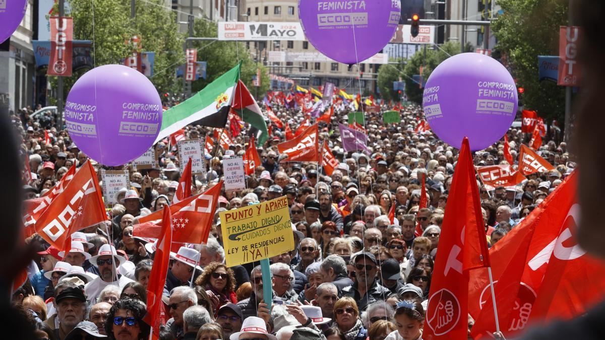 Manifestación del Primero de Mayo en Madrid, avanzando por la Gran Vía.