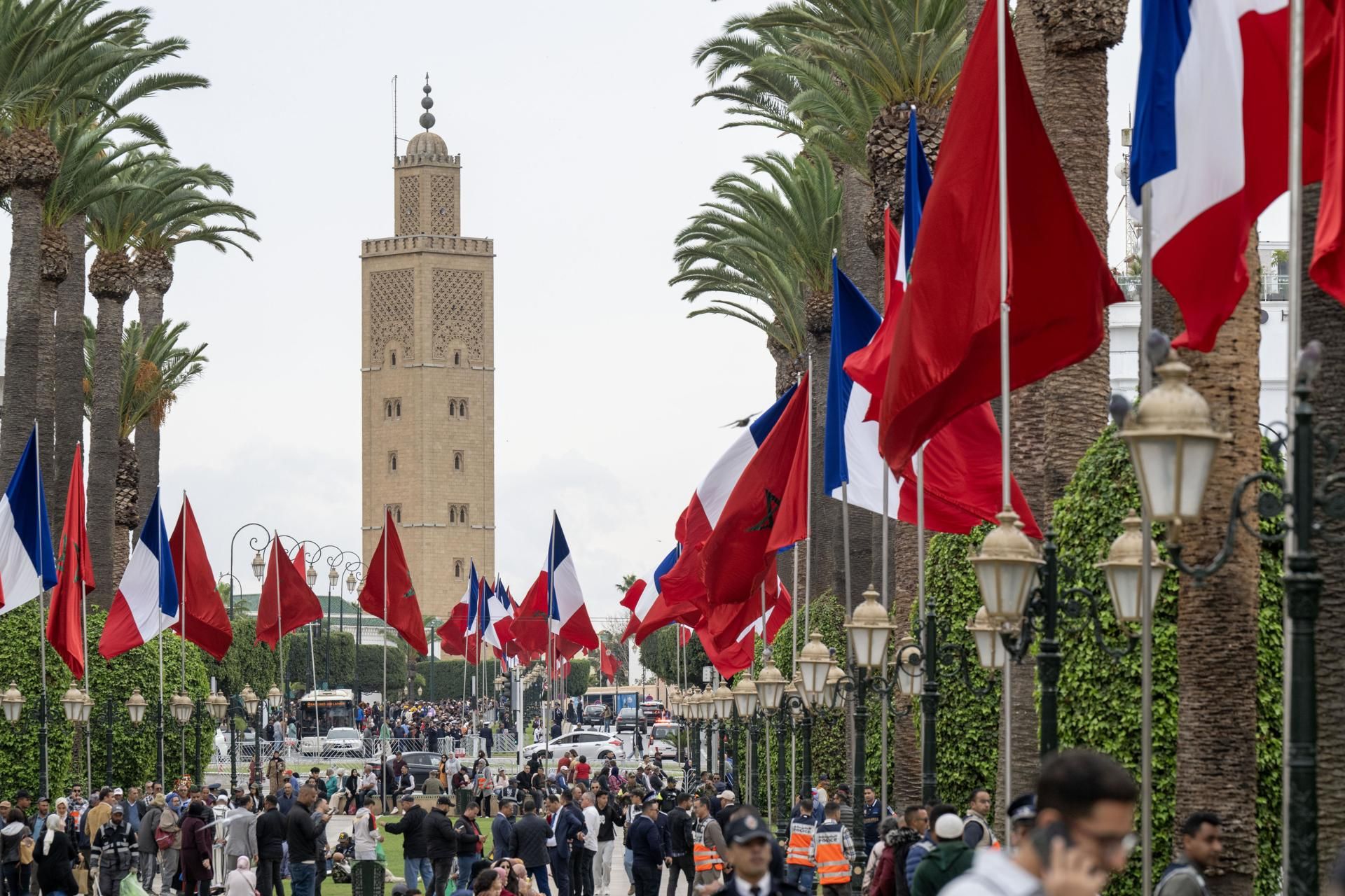 Banderas francesas y marroquíes ondean en Rabat en el primer día de la visita del presidente francés, Emmanuel Macron.