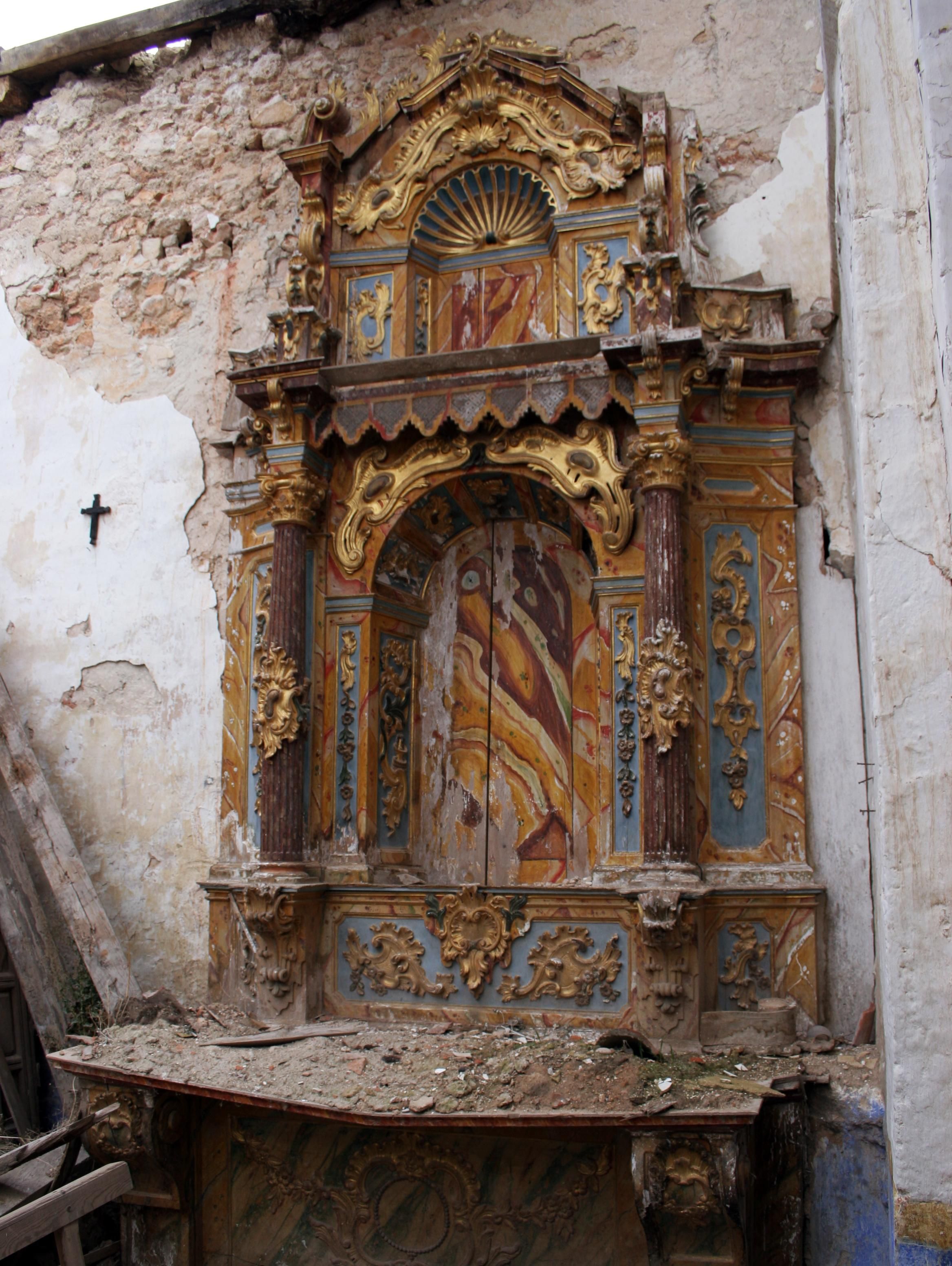 Uno de los retablos que aun se encuentran en el interior del templo
soriano, a la intemperie