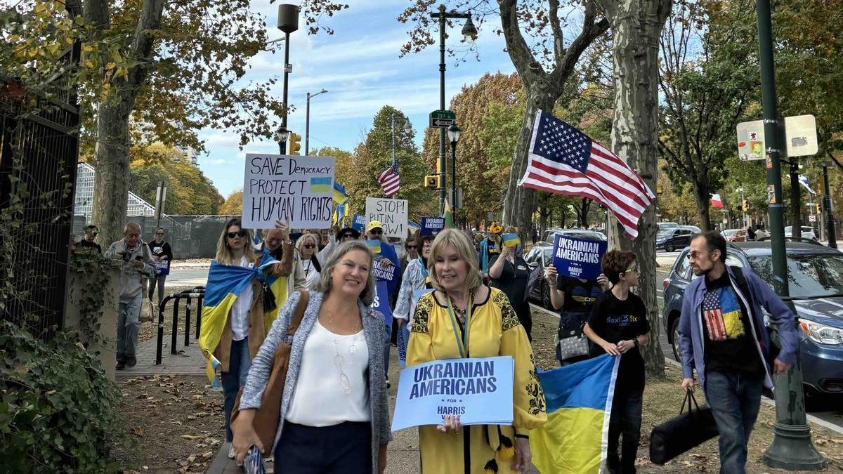 Un grupo de ucraniano-estadounidenses en la concentración para apoyar a Kamala Harris en Filadelfia, el 26 de octubre.