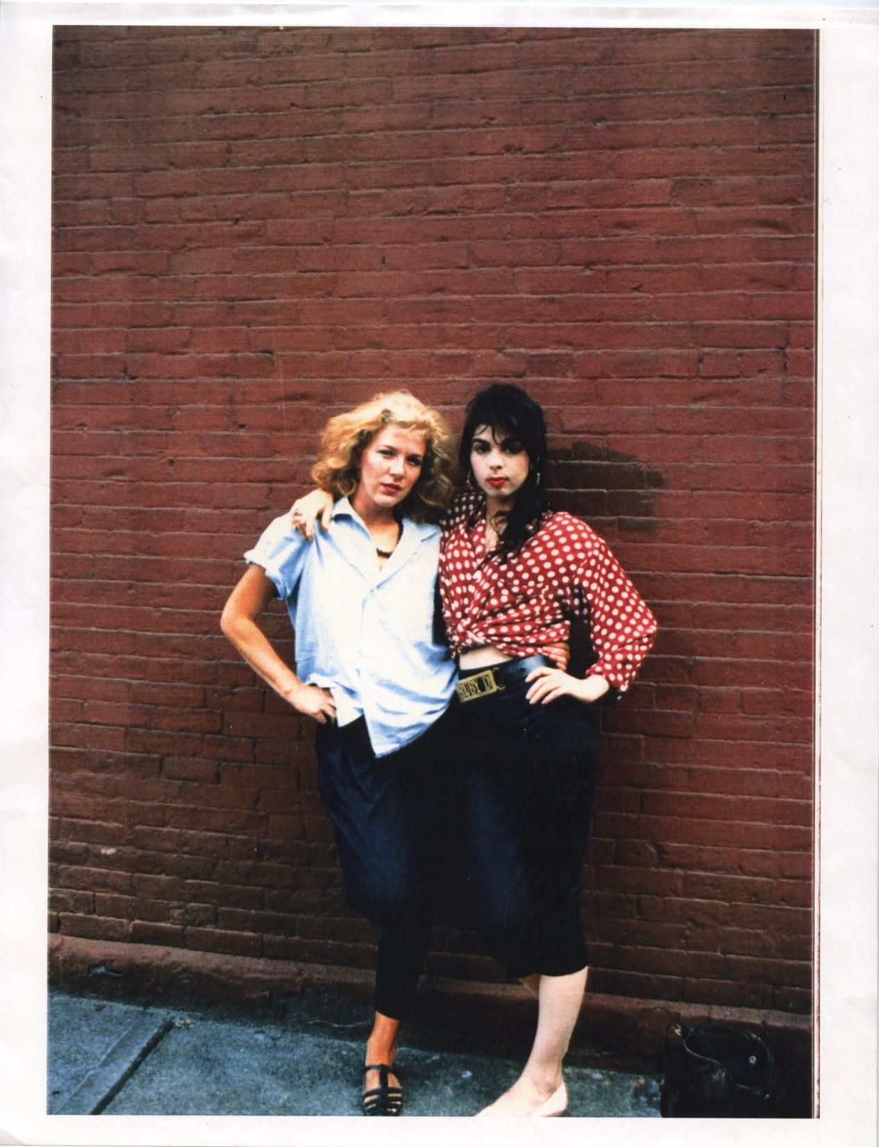 Jennifer Clement y su amiga y novia de Basquiat, Suzanne Mallouk, en 1984