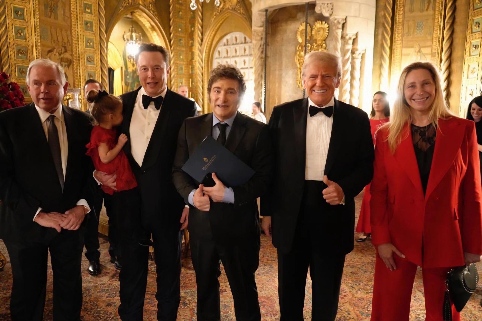 El presidente argentino, Javier Milei, posando junto al presidente electo de Estados Unidos, Donald Trump; el empresario Elon Musk; el canciller argentino, Gerardo Werthein, y la secretaria general de la presidencia argentina, Karina Milei, durante la gala de un foro de conservadores, este jueves, en Mar-a-Lago en West Palm Beach, Florida (Estados Unidos).