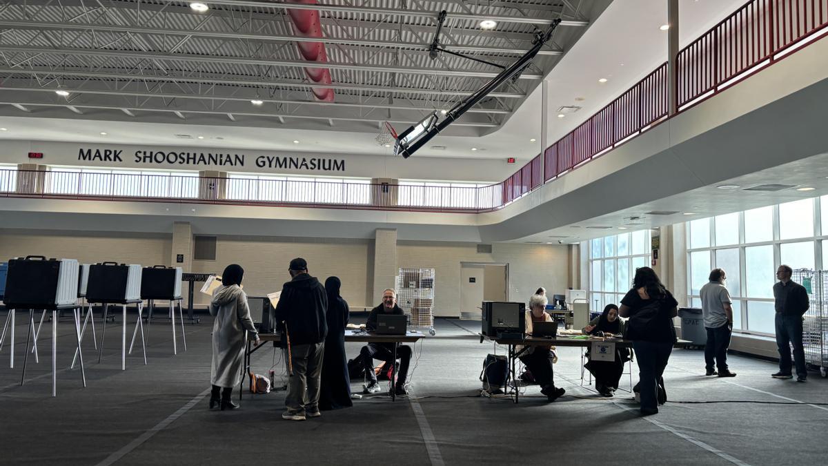 Votantes en el centro comunitario Henry Ford en Dearborn, Michigan, este martes.