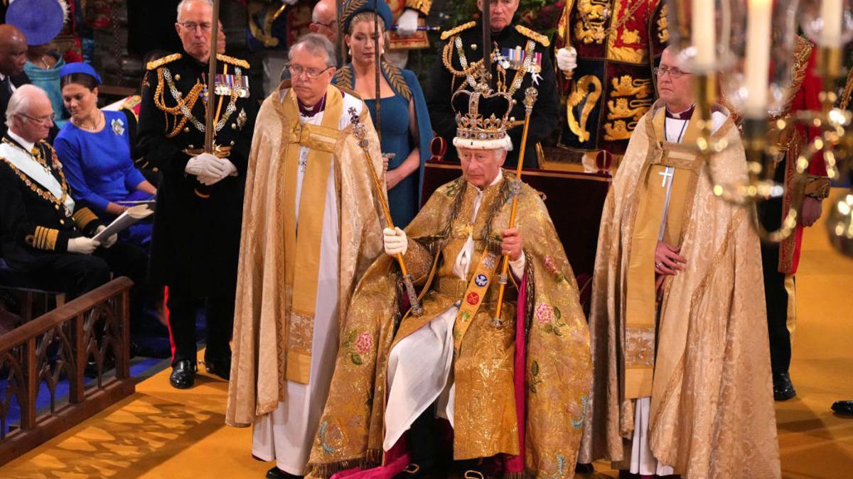 El rey Carlos III el 6 de mayo de 2023 después de ser coronado por el arzobispo de Canterbury entonces, Justin Welby, junto a su esposa, Camila, en la abadía de Westminster.