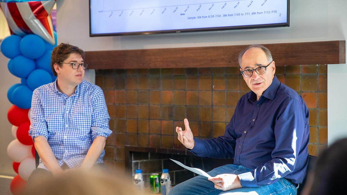 David Axelrod en un seminario con un estudiante en el Instituto de Política de la Universidad de Chicago, el 7 de octubre.