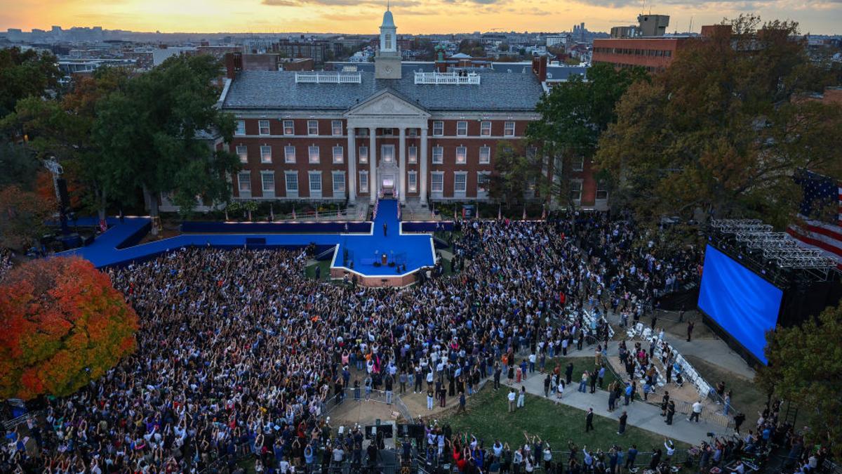 Vista de la multitud mientras Kamala Harris entra en el escenario para dar su discurso de la derrota en la Universidad de Howard, en Washington, el 6 de noviembre.