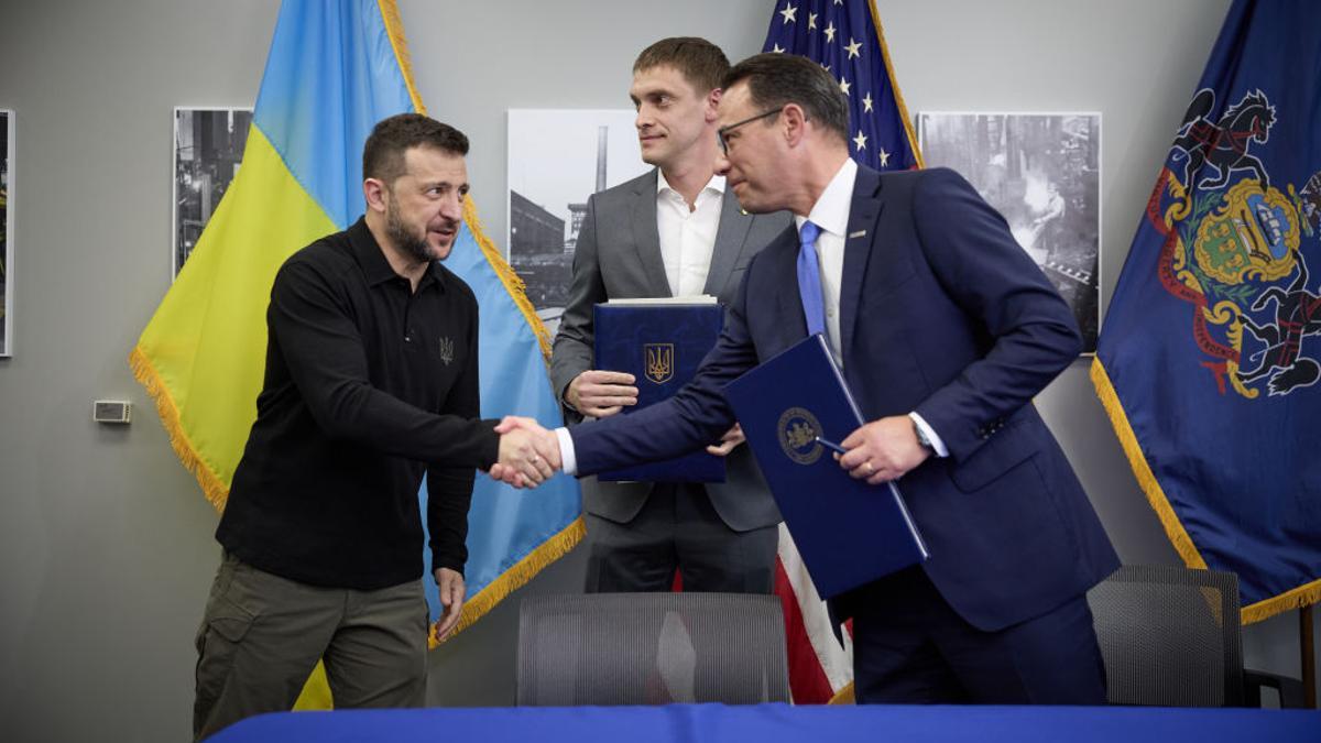 El presidente ucraniano, Volodímir Zelenski, saludando al gobernador de Pensilvania, Josh Shapiro, en Naciones Unidas, en Nueva York, el 23 de septiembre.