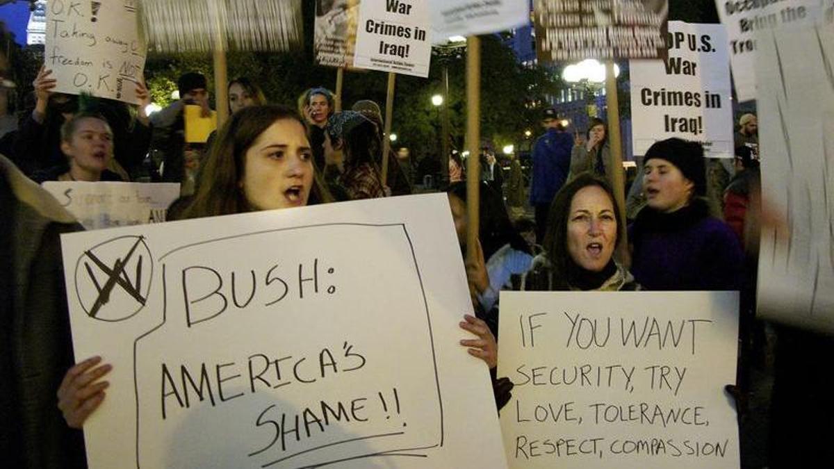 Un grupo de manifestantes protestan en Nueva York contra George W. Bush el 3 de noviembre de 2004, en Nueva York.