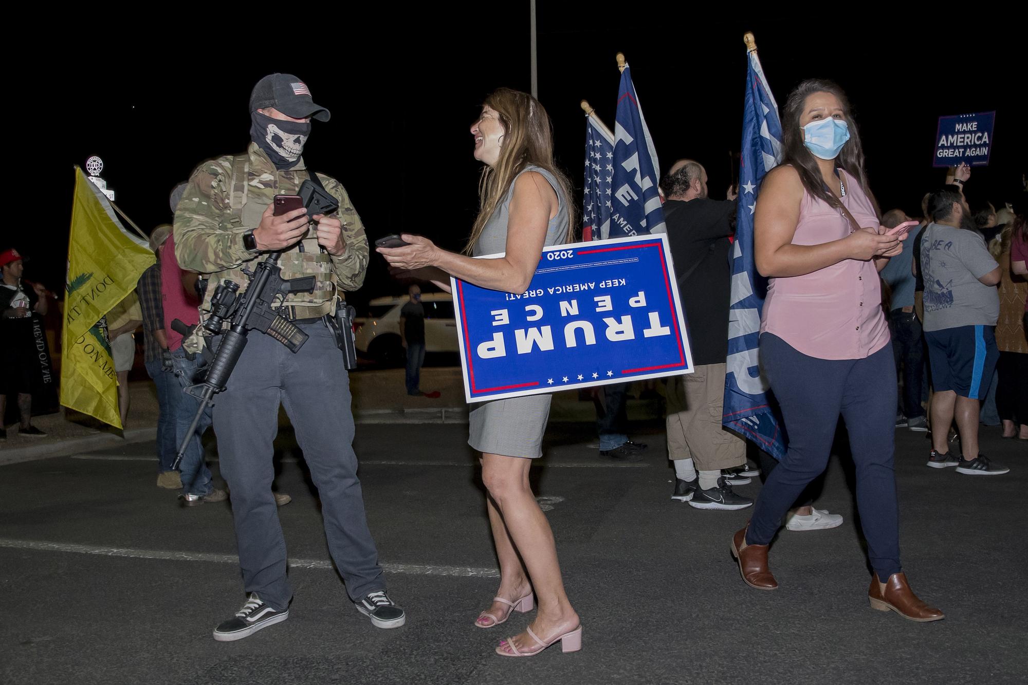 Fotografía de archivo del 5 de noviembre de 2020 de partidarios de Trump frente a la Oficina del Registrador del Condado de Maricopa, en Arizona (EEUU).