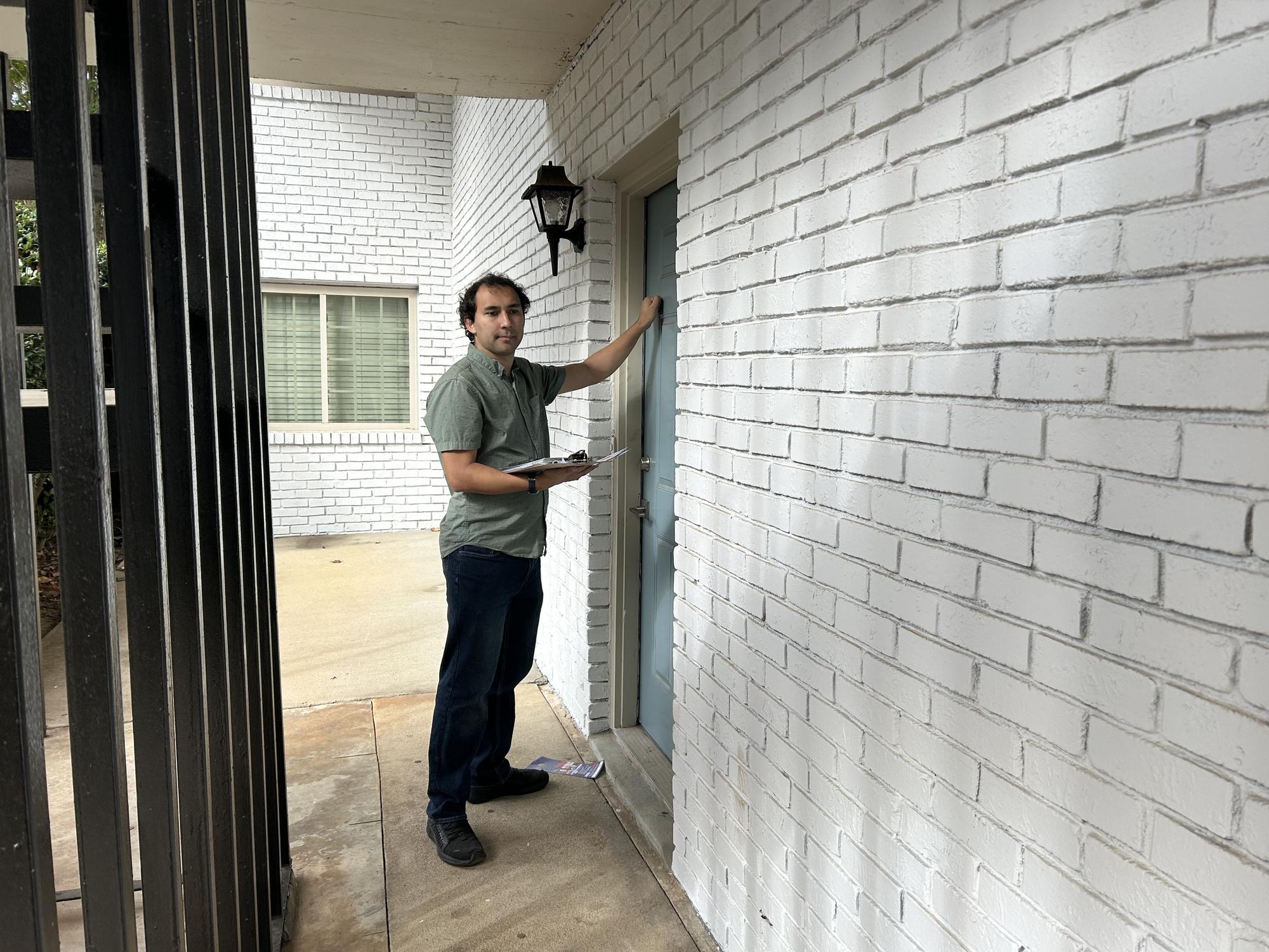 El candidato demócrata al 'capitolio' de Georgia Gabriel Sánchez, haciendo puerta a puerta en el condado de Cobb.