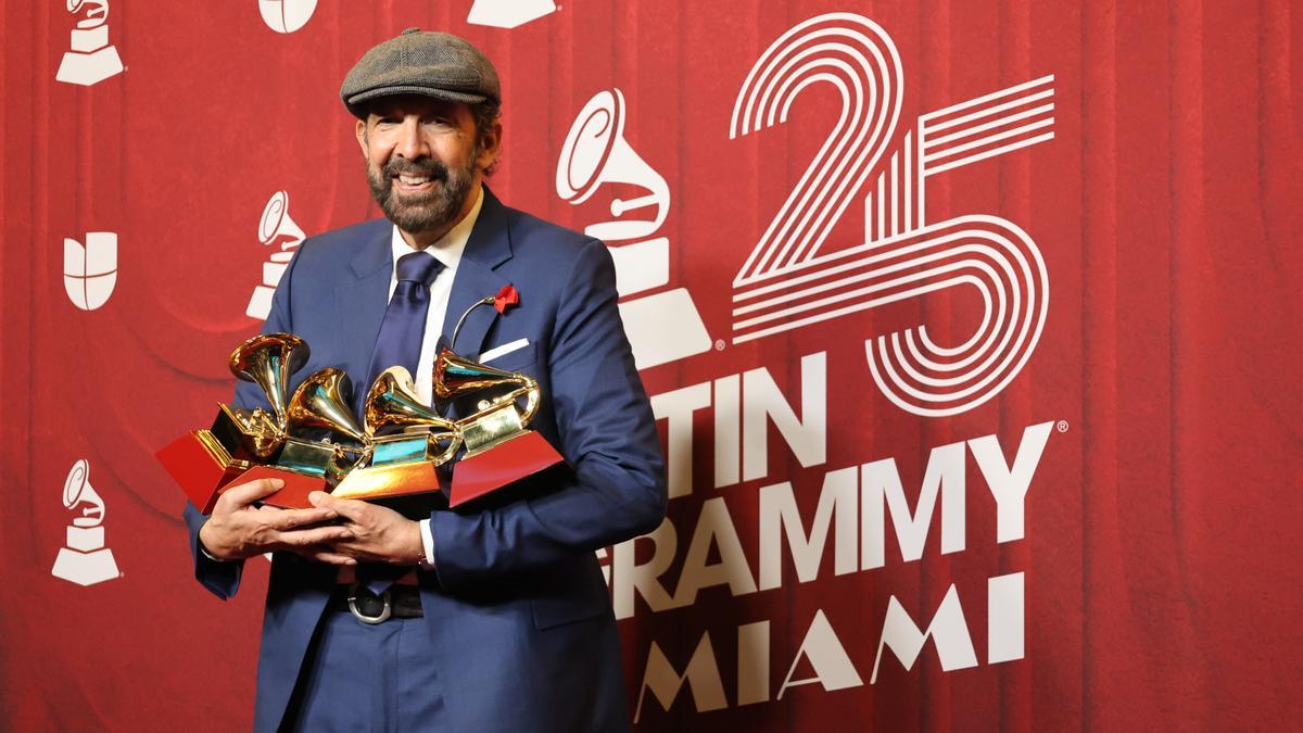 El cantante dominicano Juan Luis Guerra, posa con su premio en la alfombra roja de la 25 entrega anual de los Premios Latin Grammy, este jueves, en el Kaseya Center de Miami, Florida