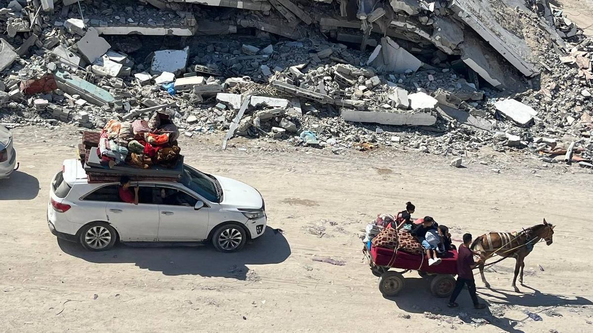 Población palestina huyendo en otro desplazamiento forzado durante la campaña actual israelí contra el norte de Gaza