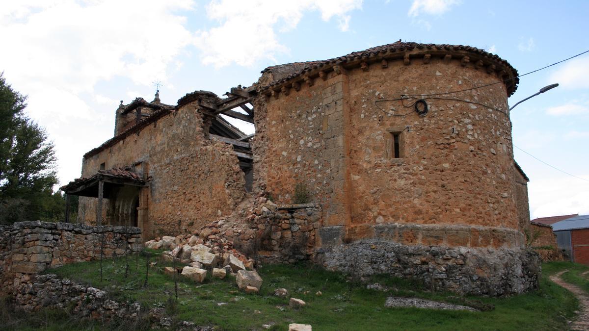 Vista exterior del ábside y del muro derrumbado en la iglesia de San
Bartolomé