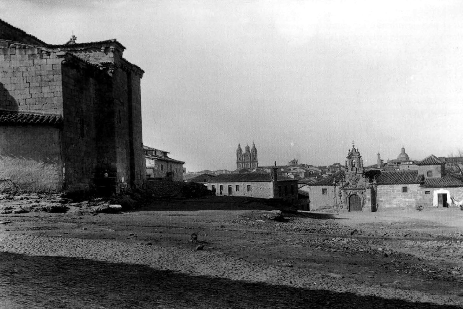 Fotografía antigua de la plaza de San Cristóbal, donde se aprecia la espadaña de la ermita de Nuestra Señora de la Misericordia (Salamanca)