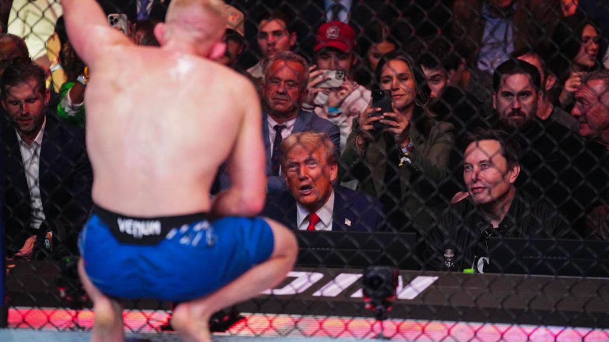 El luchador de artes marciales Bo Nickal habla con Donald Trump y Elon Musk tras un combate en el Madison Square Garden, en Nueva York, el 16 de noviembre.