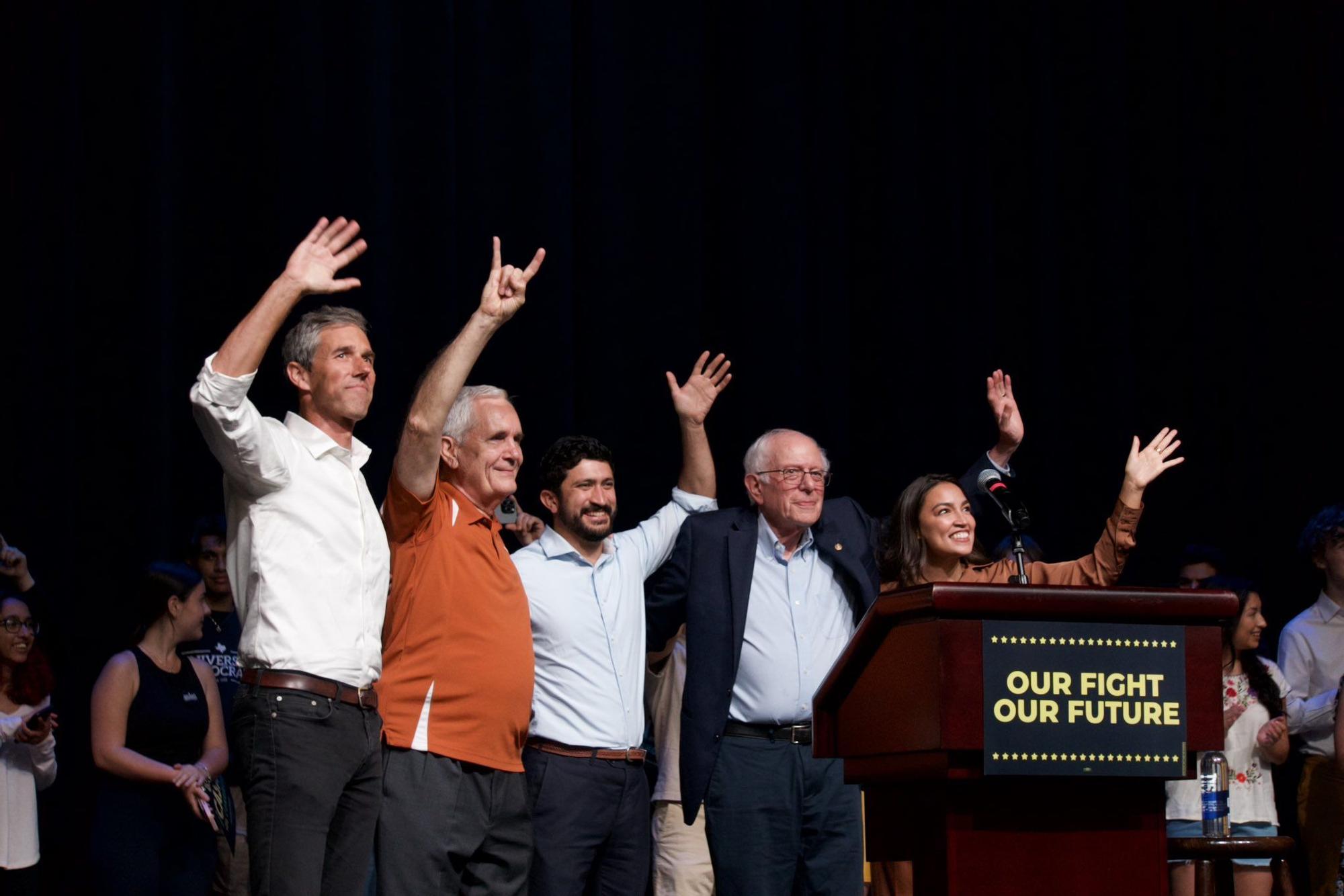 El ex congresista Beto Rourke; el congresista Lloyd Doggett; el congresista Greg Casar; el senador Bernie Sanders y la congresista Alexandria Ocasio-Cortez, en un acto en Austin (Texas), el 1 de octubre de 2024.