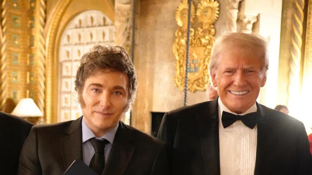 Fotografía tomada de una publicación de la cuenta oficial de la red social X del presidente de Argentina, Javier Milei (i), donde aparece junto al presidente electo de Estados Unidos, Donald Trump. EFE/ Cuenta De X De Javier Milei