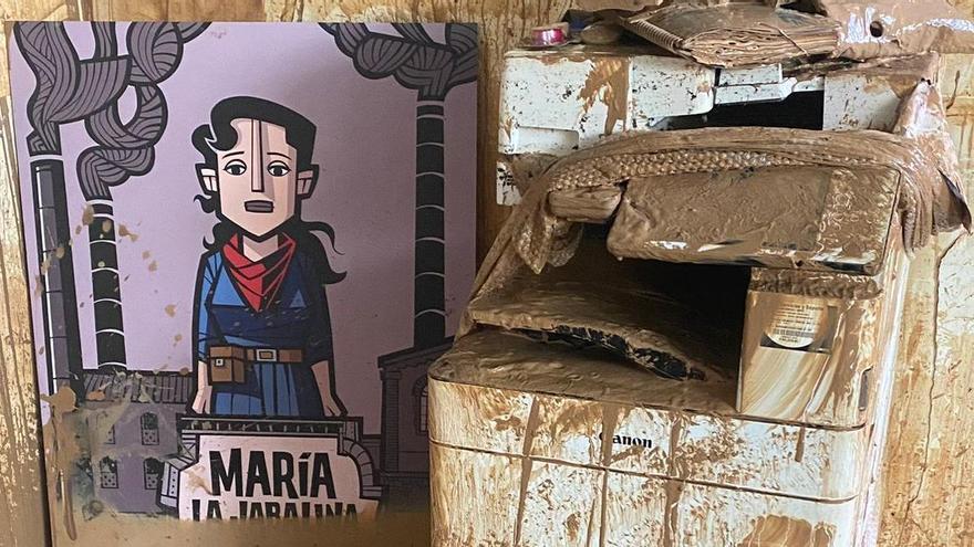 La fotocopiadora embarrada y un póster del cómic de Cristina Durán, 'María la jabalina'