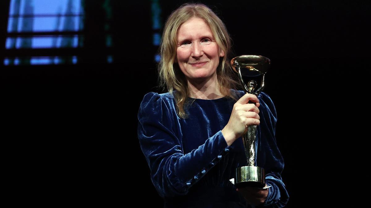 Samantha Harvey obtiene el premio Booker con su epopeya espacial 'Orbital'