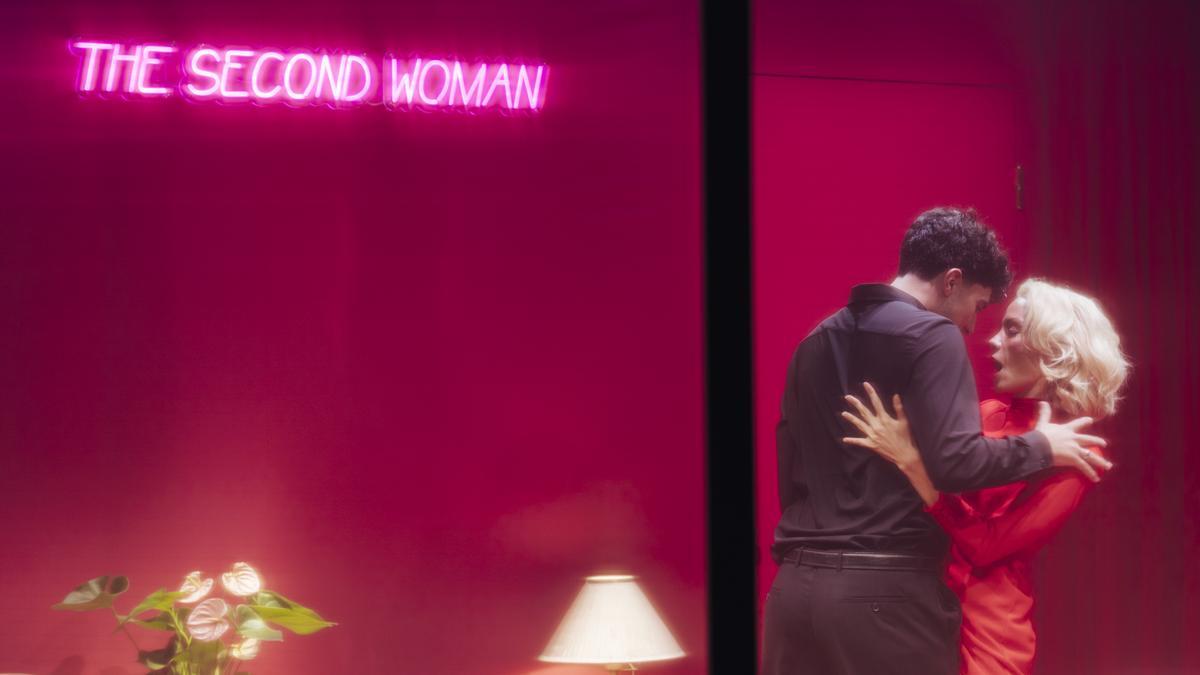 María Hervás acompañada de un hombre participante en 'The Second Woman'