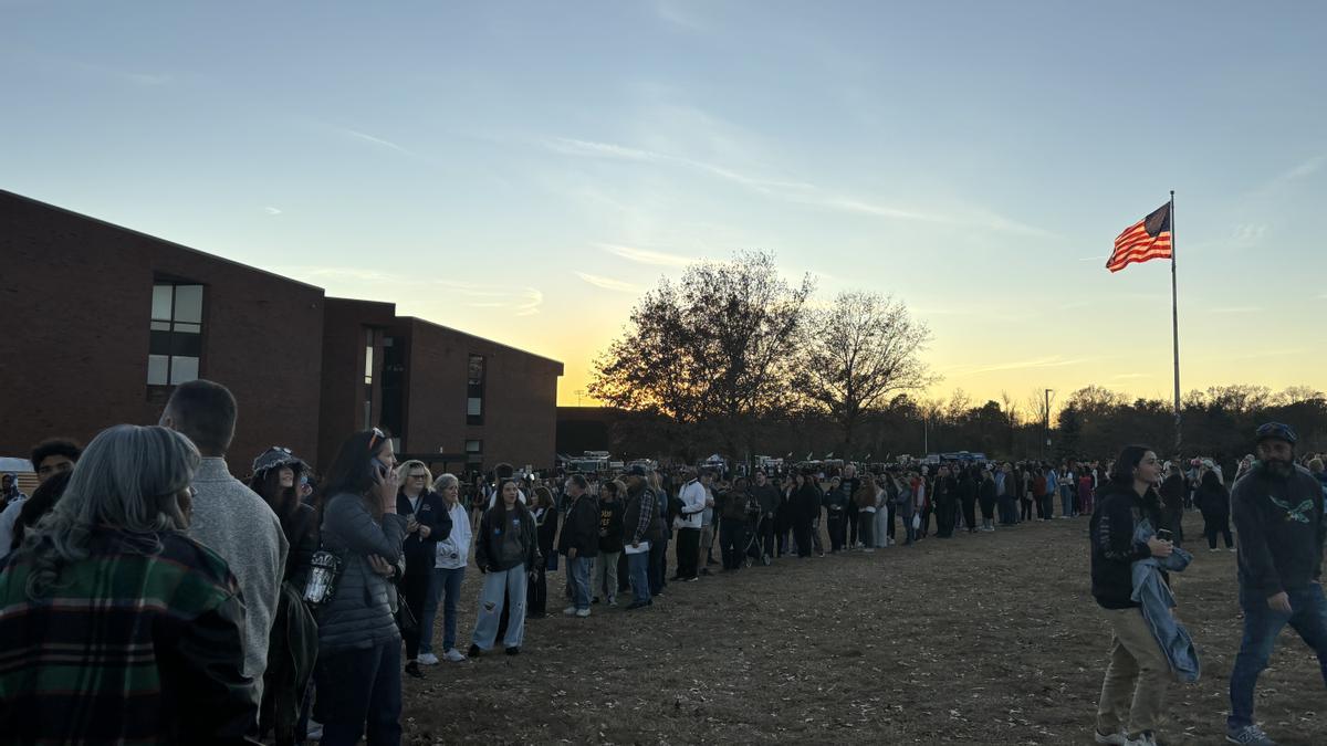 Un trozo de la cola para ver a Michelle Obama en Norristown, Pensilvania, este sábado.