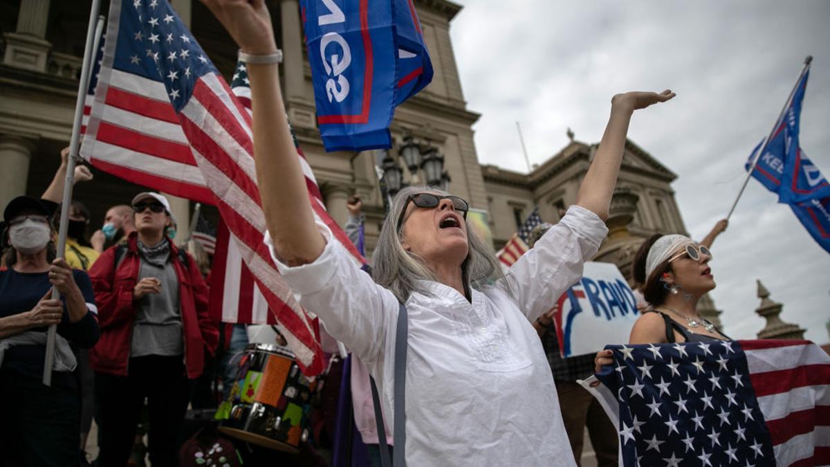 Una seguidora de Trump durante una protesta para pedir que se parara el escrutinio de las elecciones presidenciales delante del Capitolio de Lansing, Michigan, el 8 de noviembre de 2020.