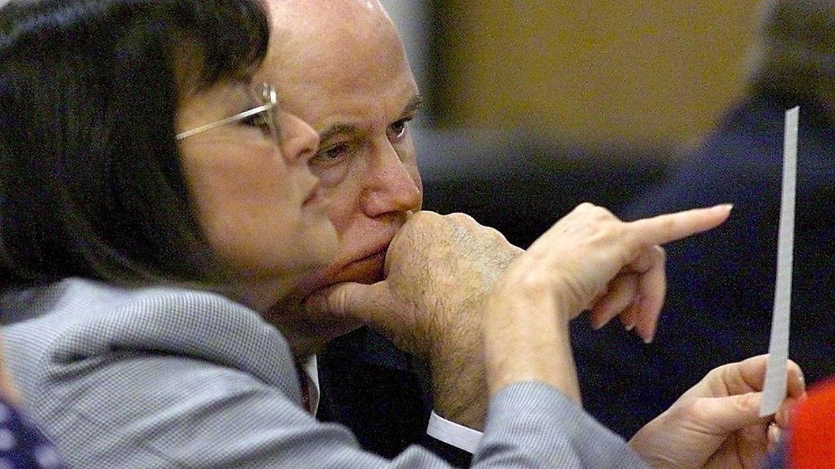 Dos jueces examinar una papeleta durante el recuento en Tallahassee, Florida, el 9 de diciembre de 2000.