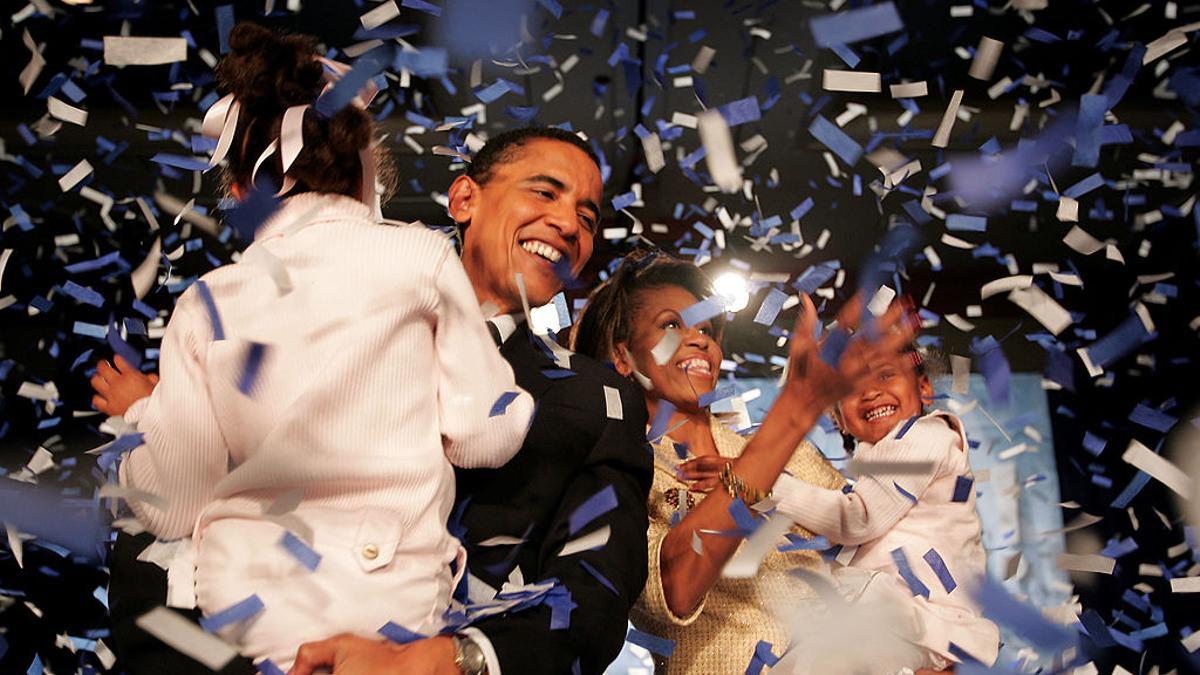 Barack Obama su elección al Senado el 2 de noviembre de 2004 con su esposa Michelle y sus hijas Malia y Sasha, en Chicago.