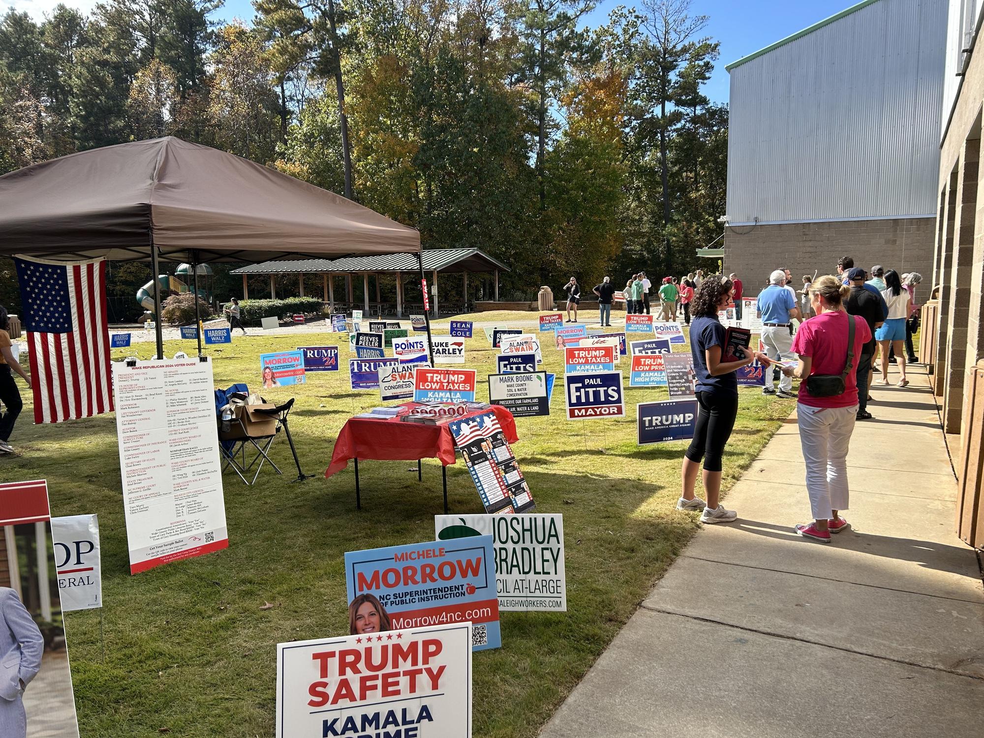 Colas de votantes en el Lake Lynn Community Center, en Raleigh (Carolina del Norte), el 31 de octubre de 2024.