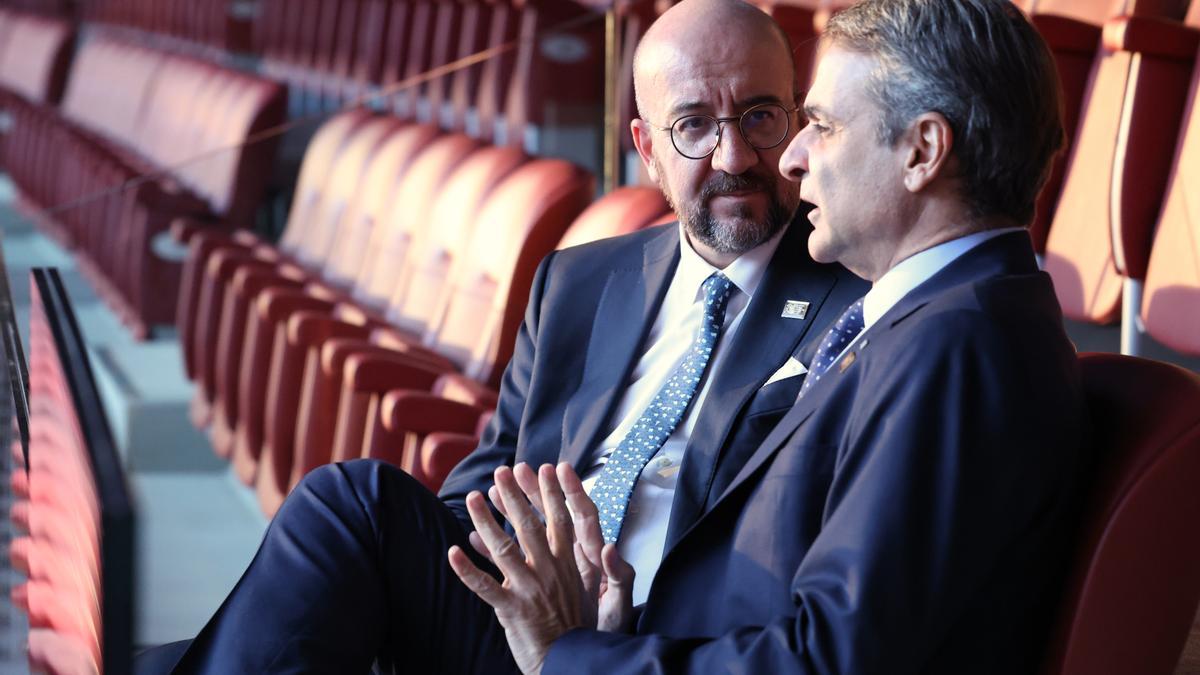 El presidente del Consejo Europeo, Charles Michel, junto al primer ministro griego, Kyriakos Mitsotakis.