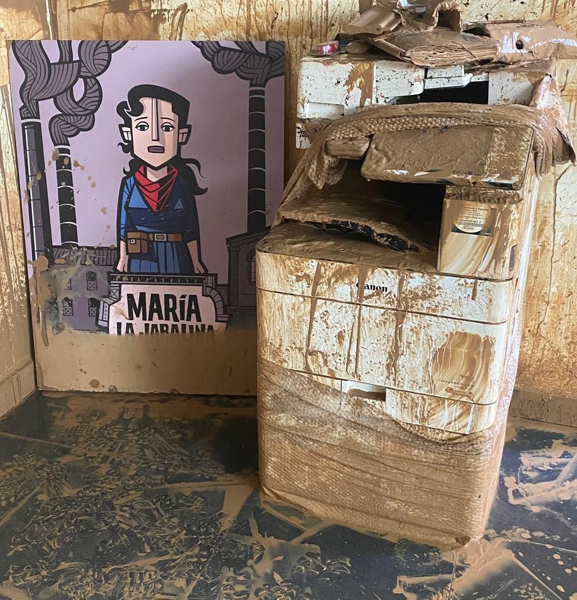 La fotocopiadora embarrada y un póster del cómic de Cristina Durán, 'María la jabalina'