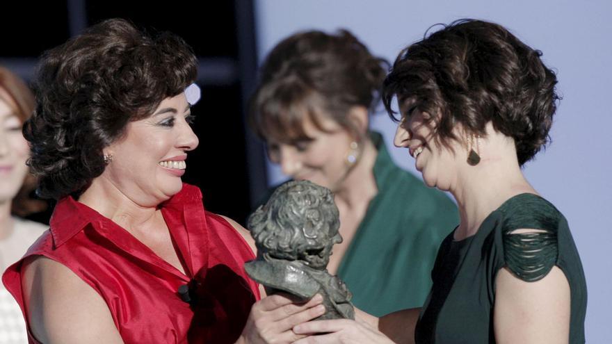 Mar Coll recibe el Goya a la Mejor dirección novel de manos de Chus Gutiérrez en 2010