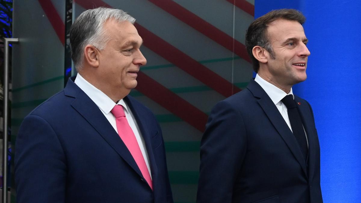 El presidente francés, Emmanuel Macron, junto con el primer ministro ultraderechista húngaro, Viktor Orbán.