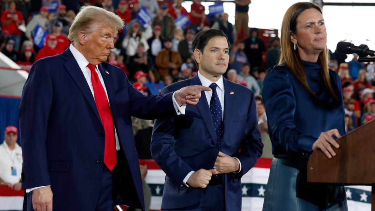 Donald Trump junto al senador Marco Rubio y la gobernadora de Arkansas, Sarah Huckabee Sanders, en un mitin en Raleigh, Carolina del Norte, el 4 de noviembre de 2024.