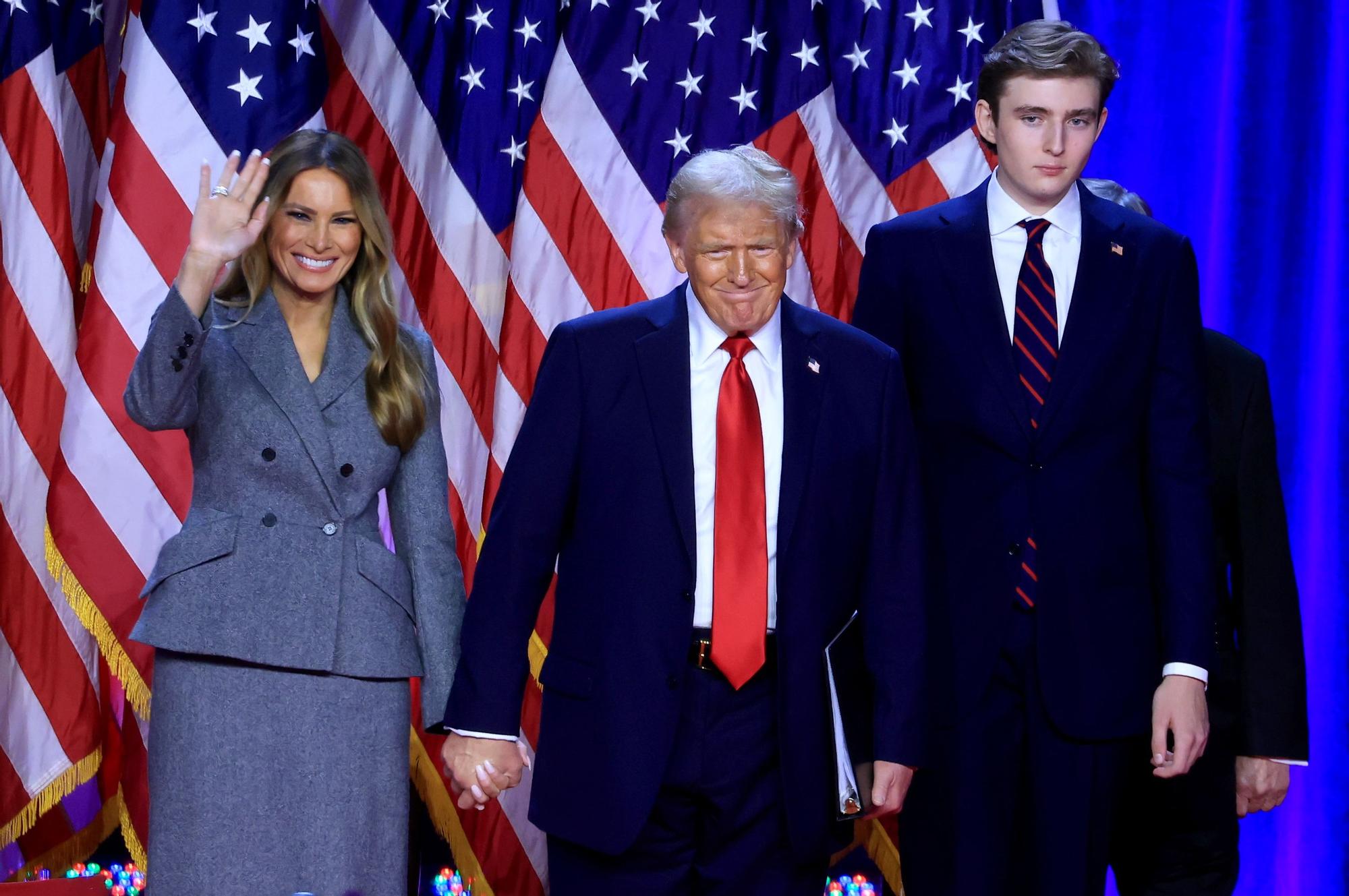 Trump celebra la victoria junto a su mujer Melania y su hijo Barron el 6 de noviembre.