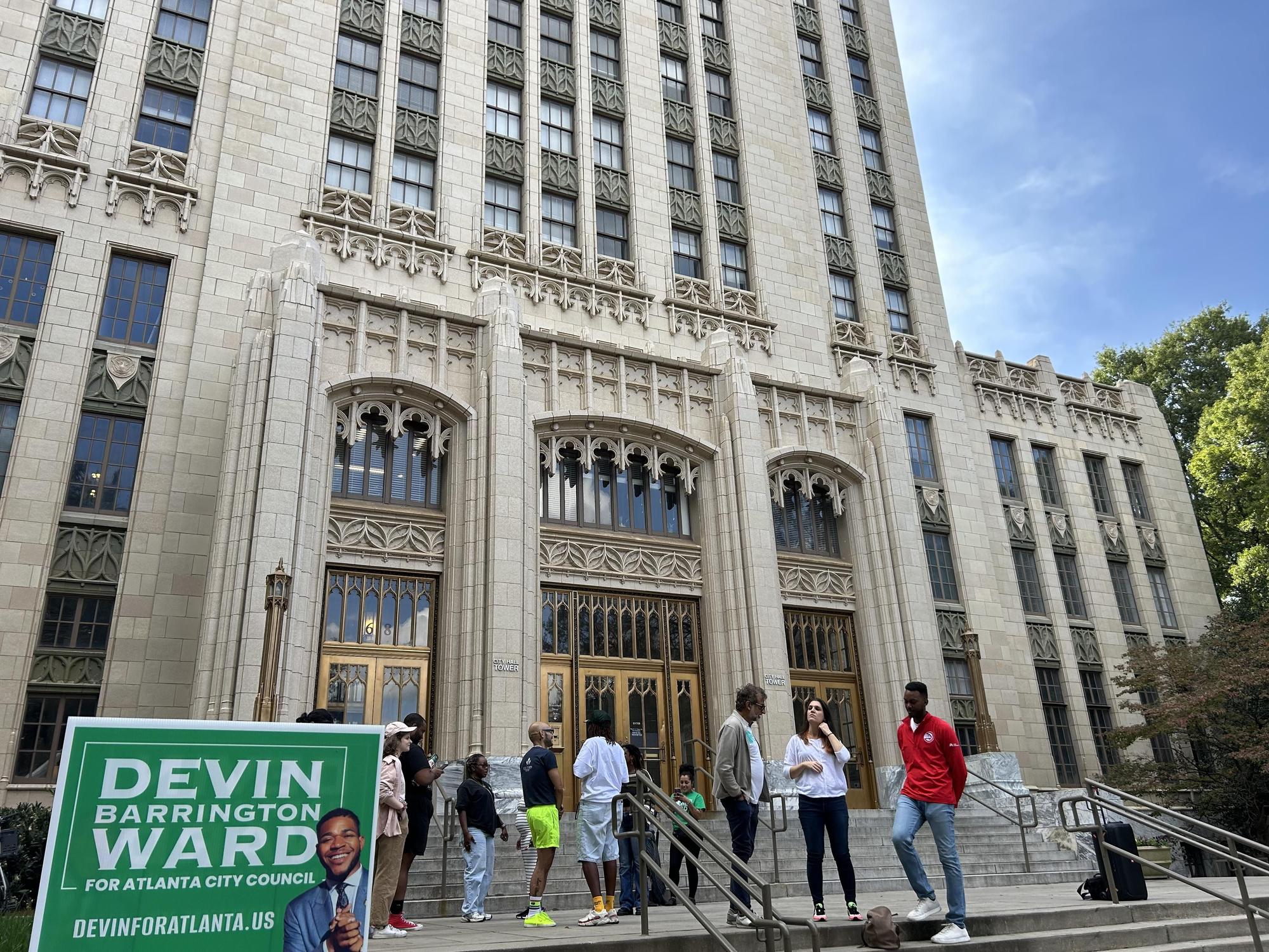 Acto frente al Ayuntamiento de Atlanta del candidato a concejal Devin Barrington Ward, el 2 de noviembre de 2024.