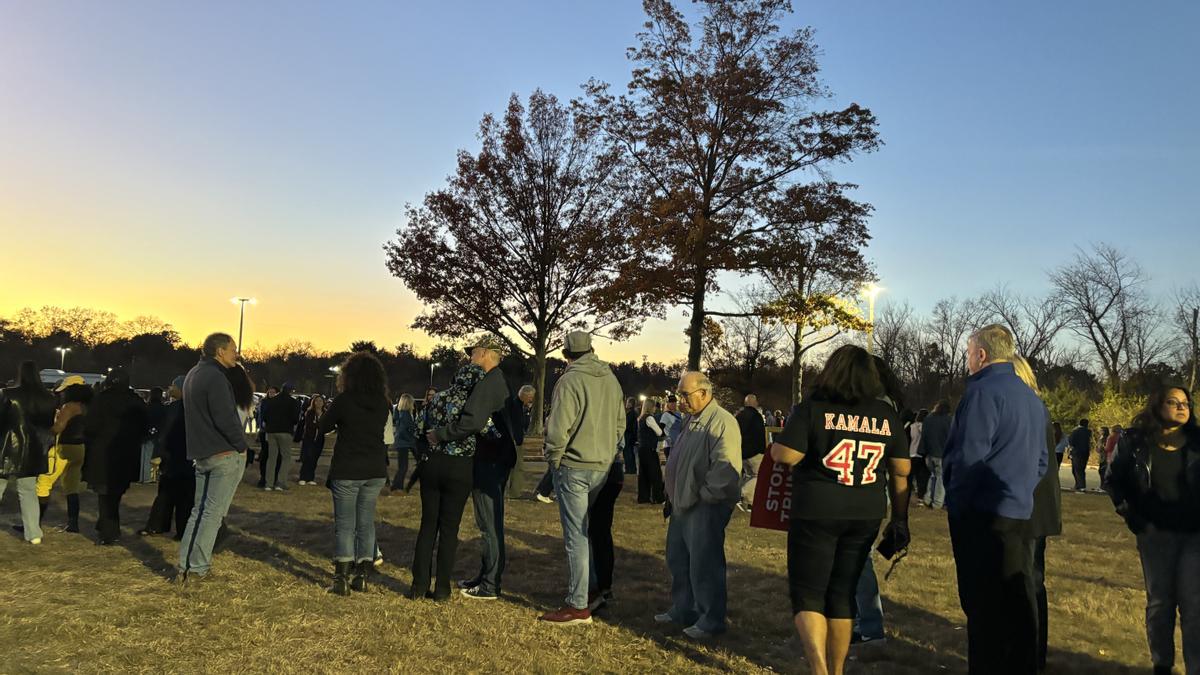 Un grupo de personas hacen cola para ver a Michelle Obama en Norristown, Pensilvania, este sábado.