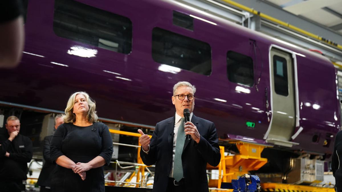 La ministra de Transportes, Heidi Alexander, y el primer ministro británico, Keir Starmer, en una fábrica de trenes en Newton Aycliffe, Inglaterra, el 6 de diciembre.