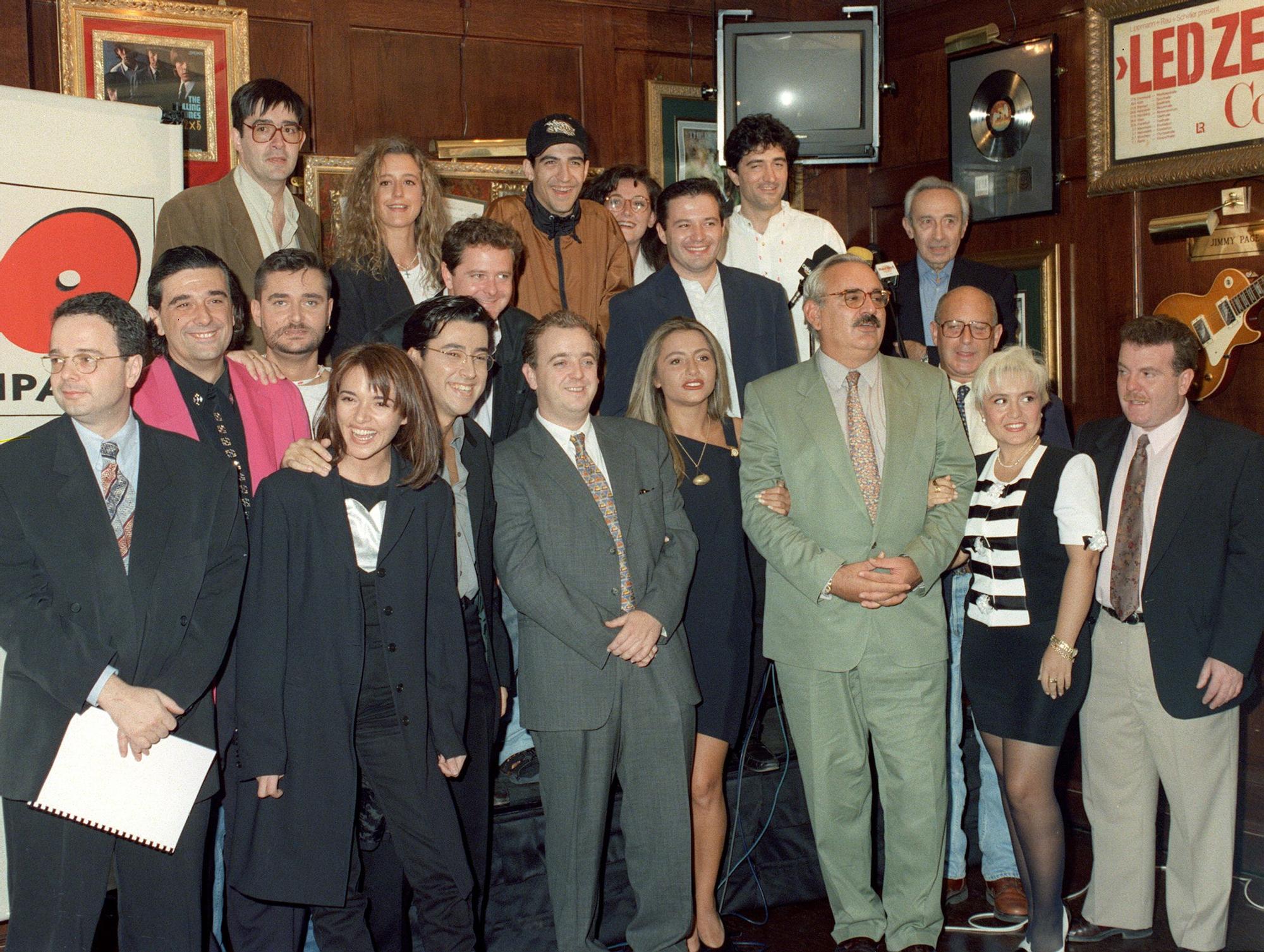 Los locutores de las emisoras de PRISA en 1995, con Fernandisco el tercero por la izquierda, en la línea central