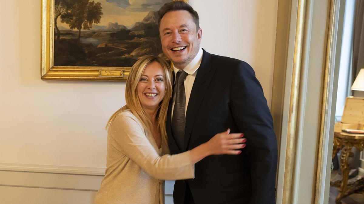 La primera ministra, Giorgia Meloni, y Elon Musk, el propietario de X y Tesla, el 15 de junio de 2023 en el Palazzo Chigi de Roma.