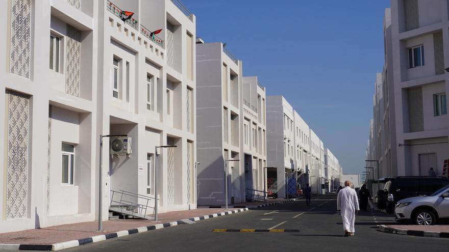 Un hombre palestino camina en una de las calles del complejo de Al Thumama, en Doha, Qatar.