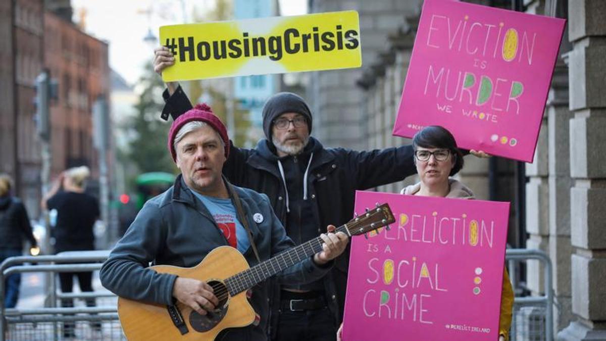 El guitarrista Martin Leahy y otros activistas protestan contra los desahucios delante del Parlamento de Dublín el 7 de noviembre.