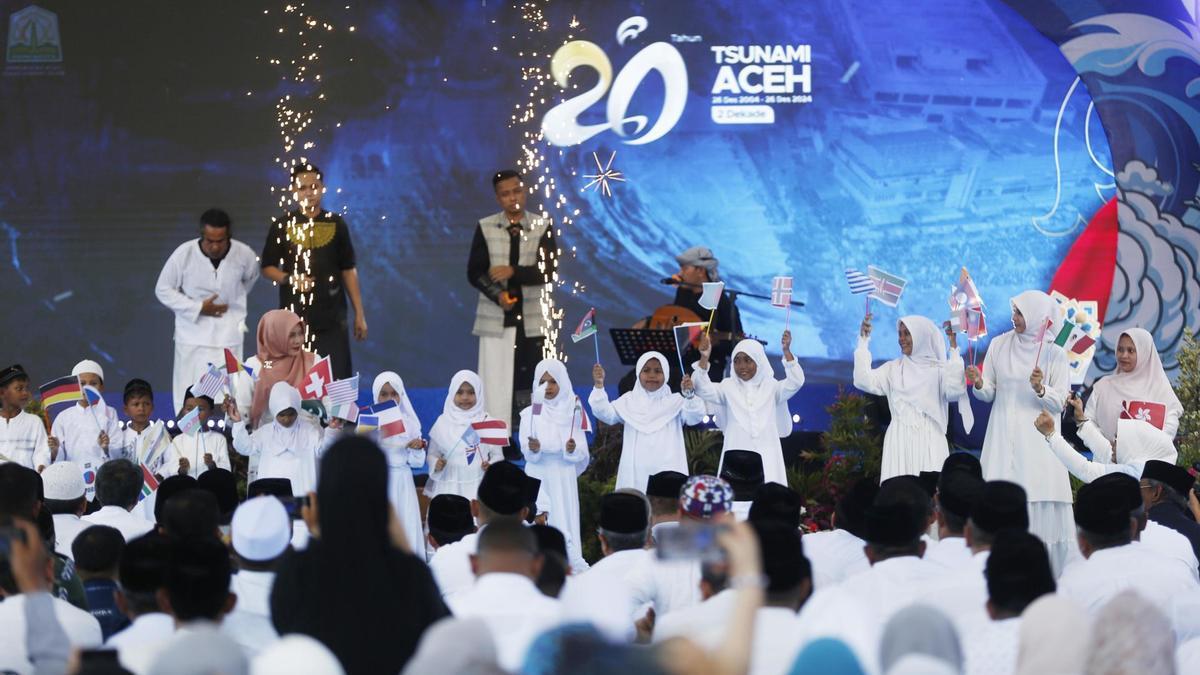 La ciudad indonesia de Banda Aceh, la zona cero del tsunami de 2004, celebra este jueves una ceremonia en la mezquita Baiturrahman, que sobrevivió a la catástrofe natural de la que hoy se cumplen 20 años