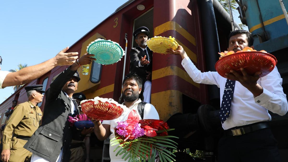 Trabajadores ferroviarios participan en la conmemoración por el 20 aniversario del tsunami en Galle, Sri Lanka, este jueves