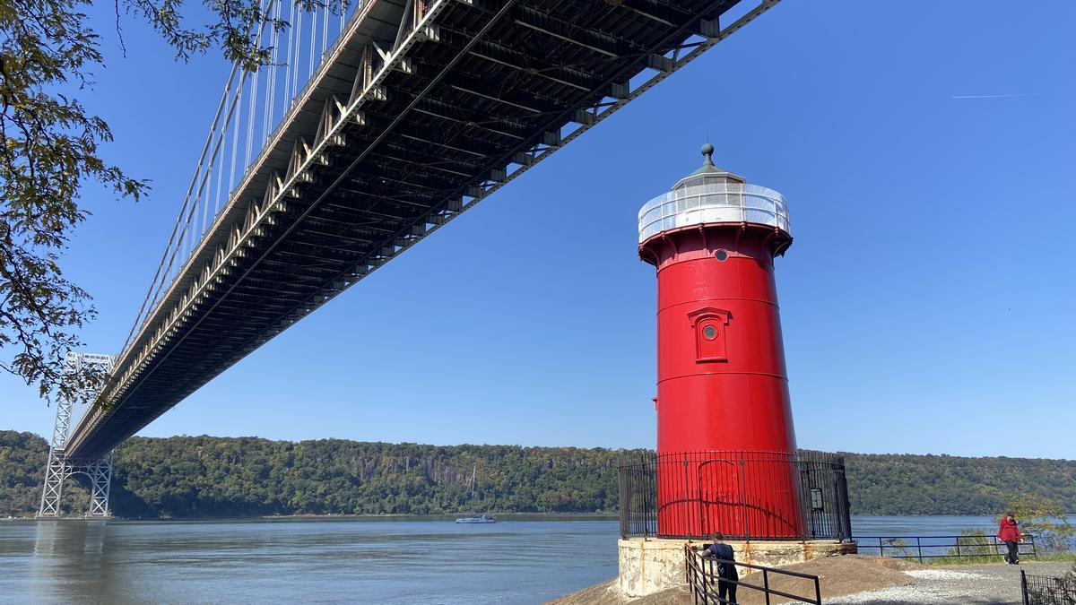 The Little Red Lighthouse, el último faro de Manhattan, bajo el puente de George Washington.