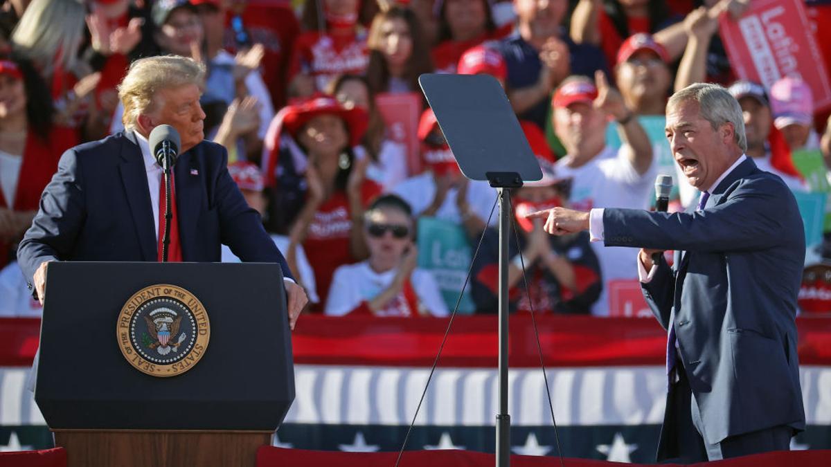 Nigel Farage en un mitin con Donald Trump en Goodyear, Arizona, el 28 de octubre de 2020.