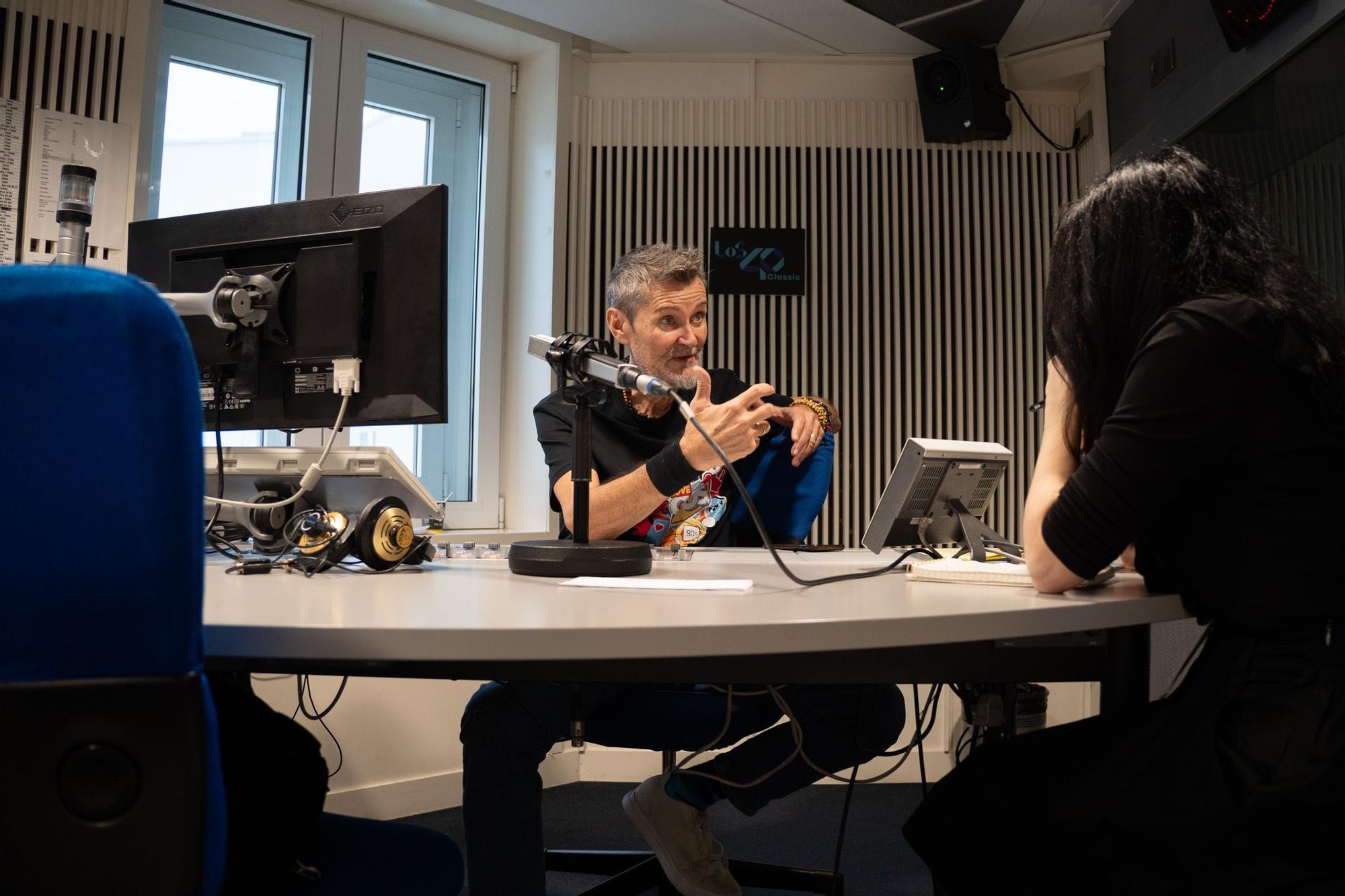 Fernandisco en los estudios de la Cadena Ser y Los 40, en la Gran Vía, durante la entrevista