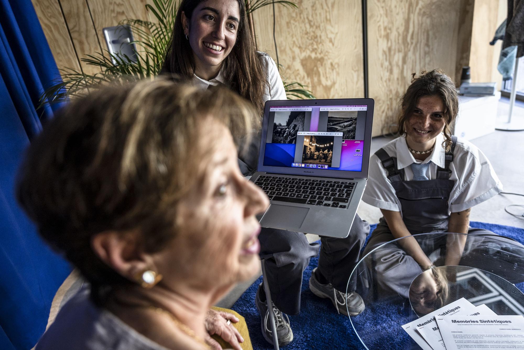 Maria Rosa dentro del proyecto de entrevistas de Memòries Sintèticas en el Museo Hub del Disseny de Barcelona