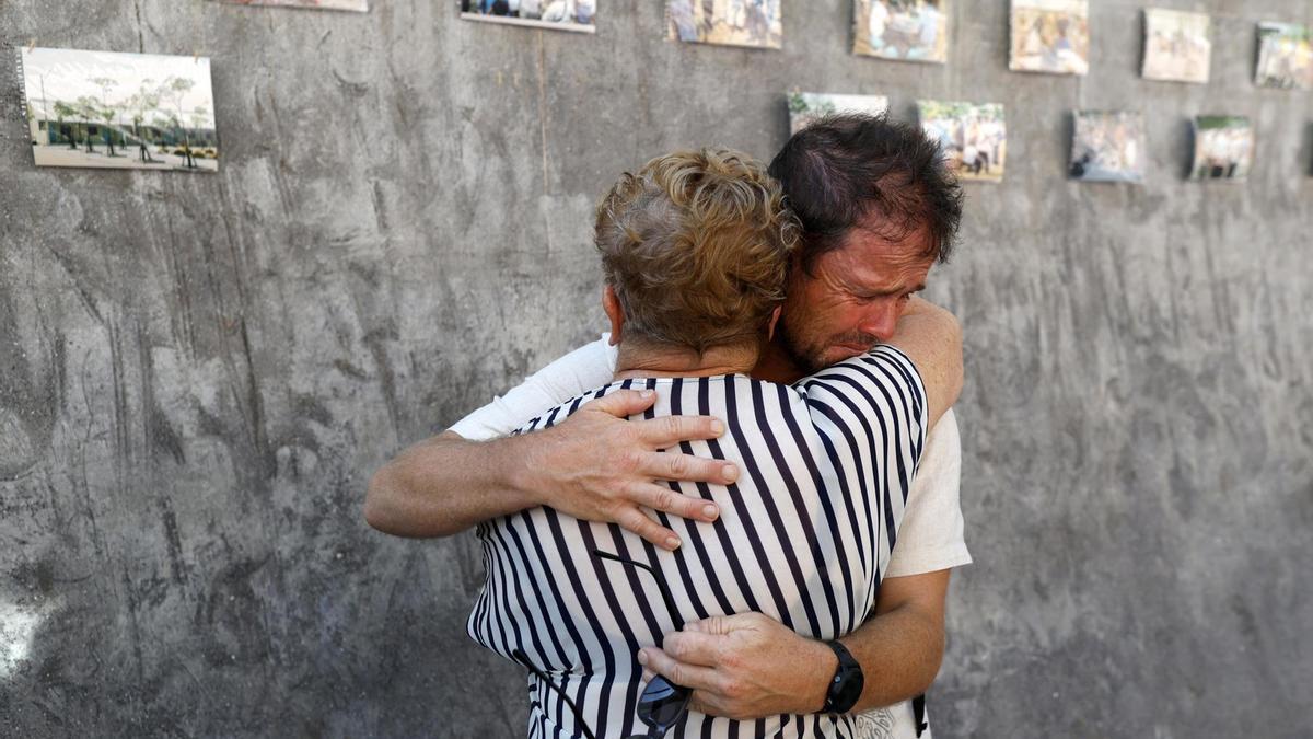 Los familiares de una víctima del tsunami lloran durante una ceremonia religiosa para recordar el aniversario de la tragedia en el Parque Memorial del Tsunami en Ban Nam Khem, en la provincia tailandesa Phang Nga